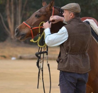 preparando al caballo para salir a cabalgar